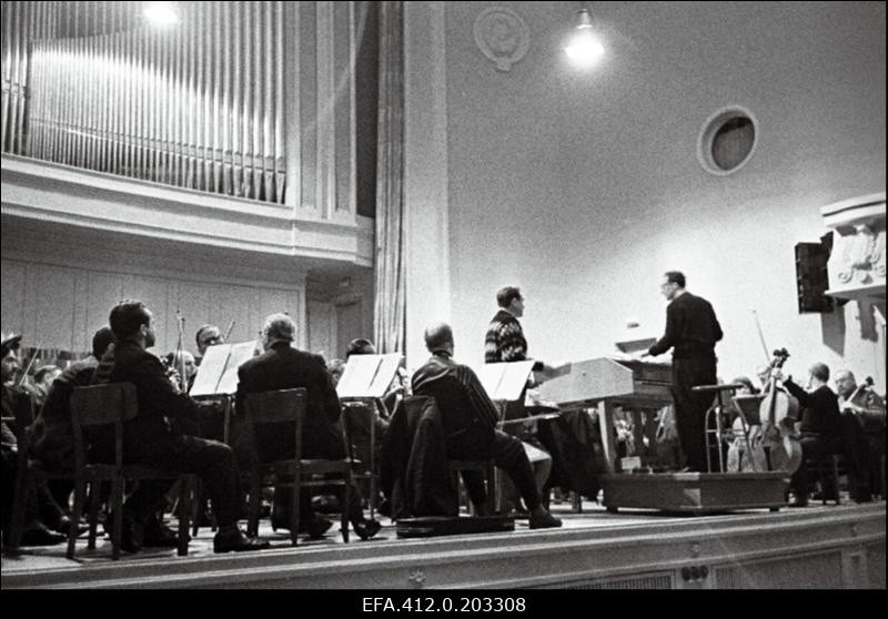 Georg Ots, ERSO ja dirigent Roman Matsov.