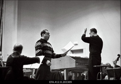 Georg Ots, ERSO ja dirigent Roman Matsov.  similar photo