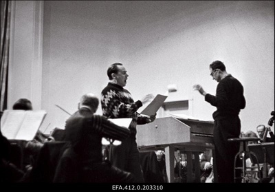 Georg Ots, ERSO ja dirigent Roman Matsov.  similar photo