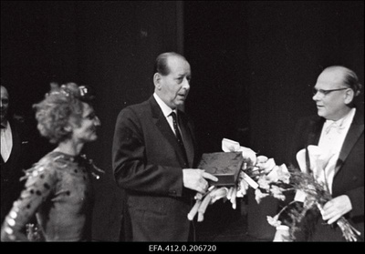 Helilooja Eduard Tubin pärast oma balleti "Kratt" esietendust RAT Estonias.  similar photo