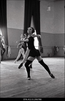 RAT Estonia balletisolist Juta Lehiste harjutamas.  similar photo