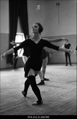 RAT Estonia balletisolist Juta Lehiste harjutamas.  similar photo