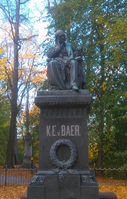 Mälestusmärk: K. E. Baer; Toomemägi. Esiplaanil noormees ja neiu. Tartu, 1930-1940. rephoto