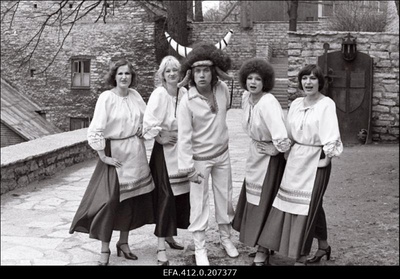 Vokaalansambel "Laine" ja solist Tõnis Mägi Taani kuninga aias.  similar photo