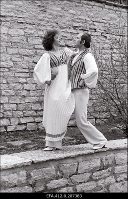 Vokaalansambel "Laine" tantsusolistid Sirje Nurmis ja Ants Vähejaus Taani kuninga aias.  similar photo