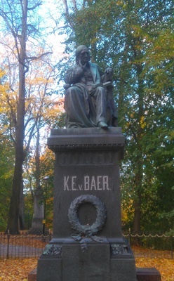 Baeri embroidery in Tartu : Baer-Denkmal on Dom in Dorpat rephoto