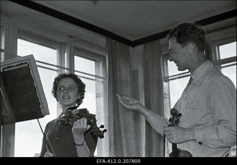 Viiuldaja ja pedagoog Vladimir Alumäe oma õpilast juhendamas.