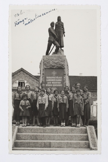 Hellenurme algkooli kodutütred Rõngu vabadussõja mälestussamba juures
