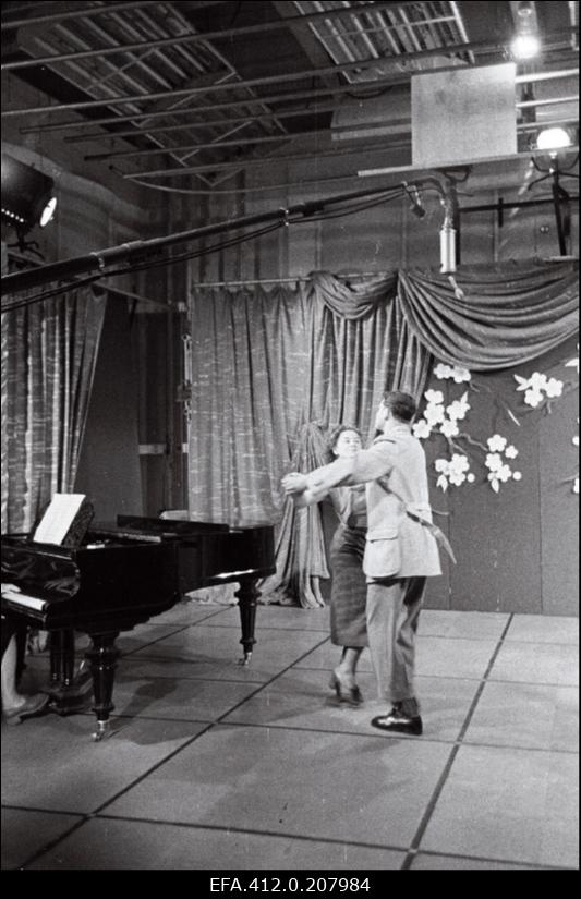 Estraadisaate salvestamine ETV-s (J.Järvet ja lõnguste tants).AK nalja - ja satiirinurk?