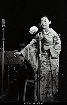 Naissolist esinemas Jaapani meeskvarteti "Royal Knights" kontserdil "Estonia" kontserdisaalis.  similar photo