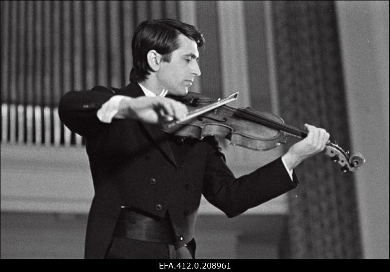 Viiuldaja Juri Bašmet külalisesinemistel Tallinnas.