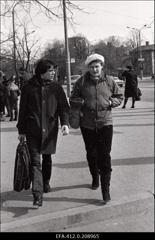 Vene näitleja Konstantin Raikin ja Sirje Endre Tallinna tänaval.