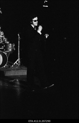 Oleg Melnik laulab Viru varietees.  similar photo