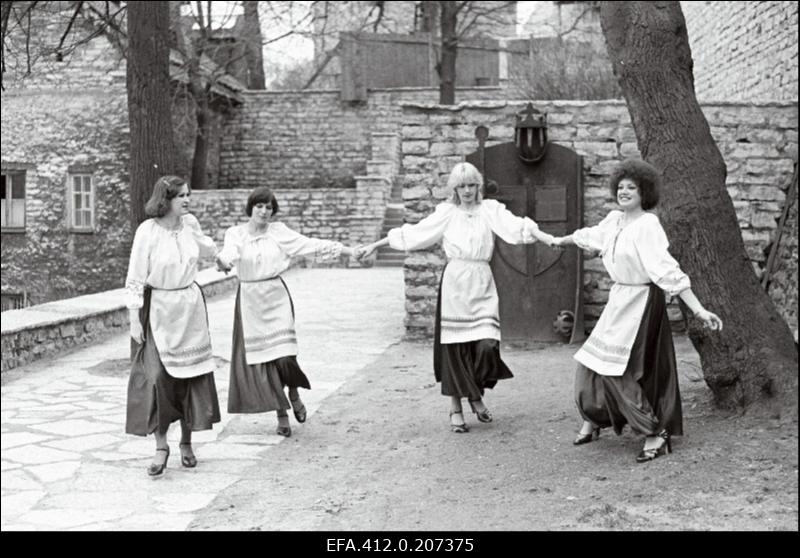 Vokaalansambel "Laine" Taani kuninga aias.