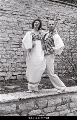 Vokaalansambel "Laine" tantsusolistid Sirje Nurmis ja Ants Vähejaus Taani kuninga aias.  similar photo
