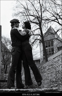 Vokaalansambel "Laine" tantsusolistid Sirje Nurmis ja Ants Vähejaus Taani kuninga aias.  similar photo