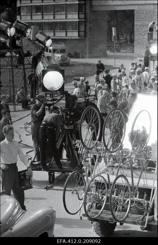 Mängufilmi "Jalgrattataltsutajad" võtted Lauluväljakul.