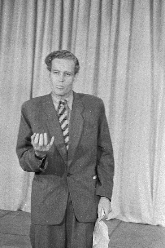Laulja Ott Raukas esinemas. – Valdur-Peeter Vahi - Ajapaik