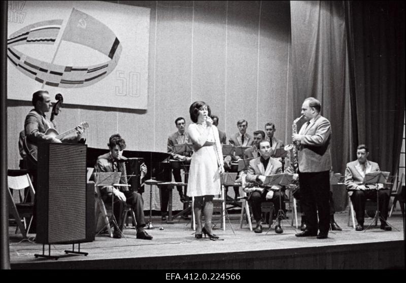 Kiviõli kombinaadi klubi solist Reet Adler esinemas kunstilise isetegevuse festivalil.