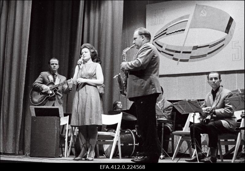 Kiviõli kombinaadi solist Tiiu Normak esinemas kunstilise isetegevuse festivalil.