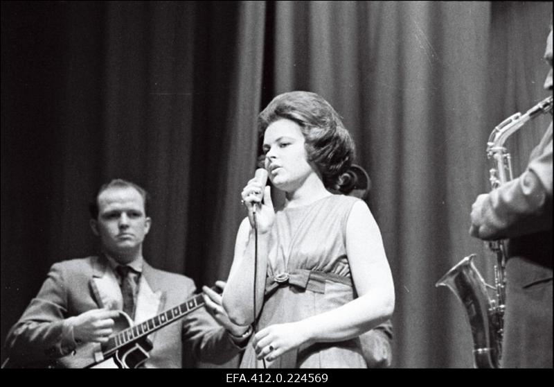 Kiviõli kombinaadi solist Tiiu Normak esinemas kunstilise isetegevuse festivalil.