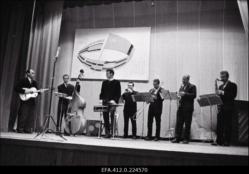 EPT Kohtla-Järve Rajoonikoondise klubi instrumentaalansambel esinemas kunstilise isetegevuse festivalil.