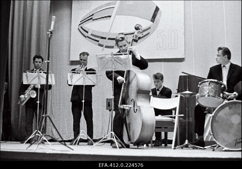 Kohtla-Järve Rajooni Kultuurimaja instrumentaalansambel esinemas kunstilise isetegevuse festivalil.