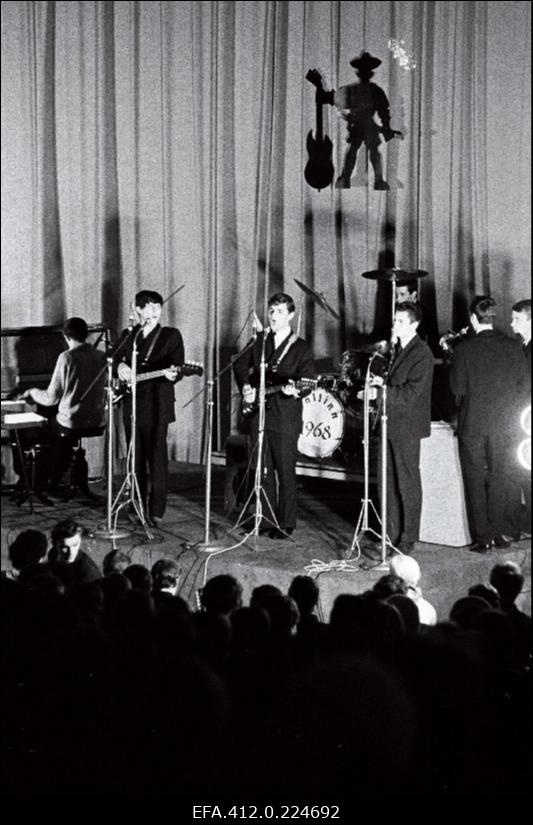 Kitarristide ansambel "Kristallid" esinemas Tallinna kitarristide ansamblite ülevaatuse lõppkontserdil kinos "Kosmos".