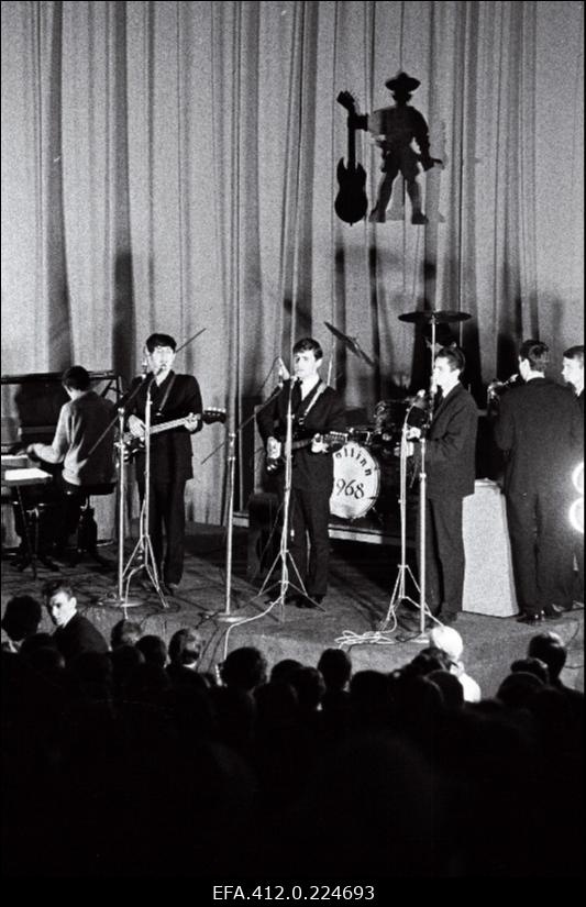 Kitarristide ansambel "Kristallid" esinemas Tallinna kitarristide ansamblite ülevaatuse lõppkontserdil kinos "Kosmos".