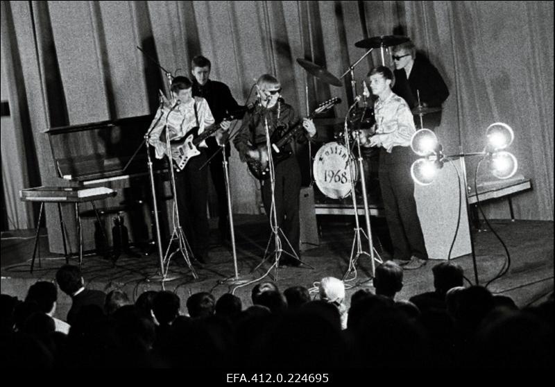 Kitarristide ansambel "Pop-pojad" esinemas Tallinna kitarristide ansamblite ülevaatuse lõppkontserdil kinos "Kosmos".