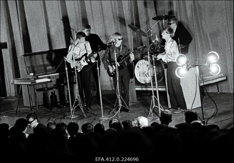 Kitarristide ansambel "Pop-pojad" esinemas Tallinna kitarristide ansamblite ülevaatuse lõppkontserdil kinos "Kosmos".