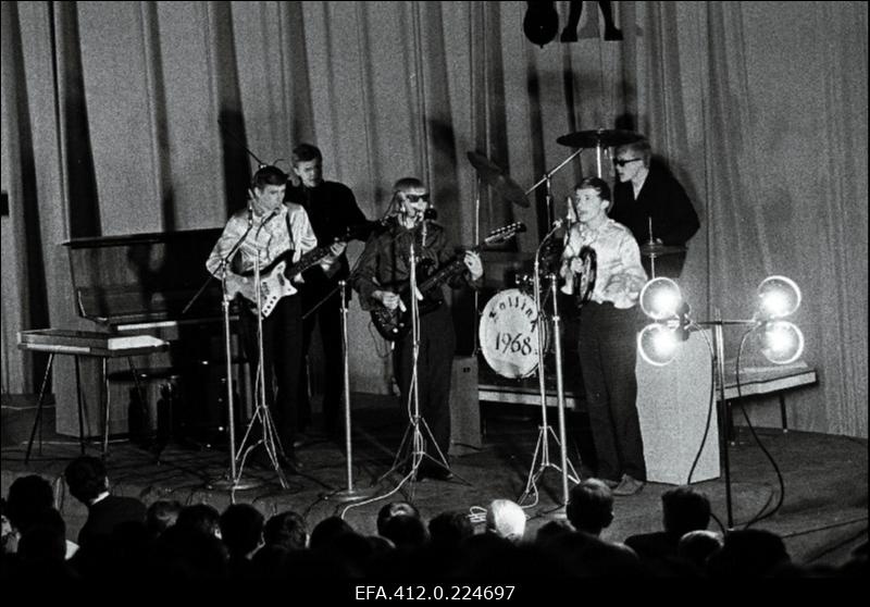 Kitarristide ansambel "Pop-pojad" esinemas Tallinna kitarristide ansamblite ülevaatuse lõppkontserdil kinos "Kosmos".