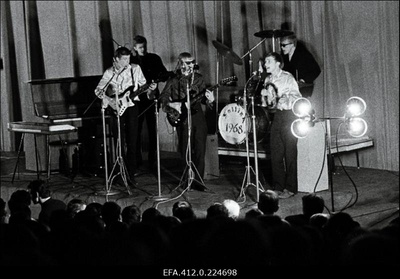 Kitarristide ansambel "Pop-pojad" esinemas Tallinna kitarristide ansamblite ülevaatuse lõppkontserdil kinos "Kosmos".  duplicate photo