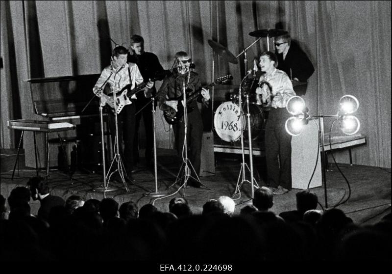 Kitarristide ansambel "Pop-pojad" esinemas Tallinna kitarristide ansamblite ülevaatuse lõppkontserdil kinos "Kosmos".