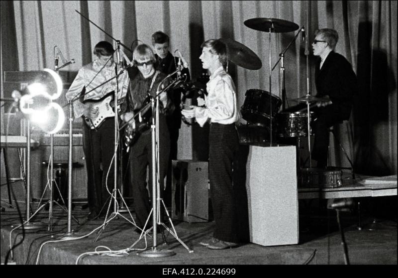 Kitarristide ansambel "Pop-pojad" esinemas Tallinna kitarristide ansamblite ülevaatuse lõppkontserdil kinos "Kosmos".