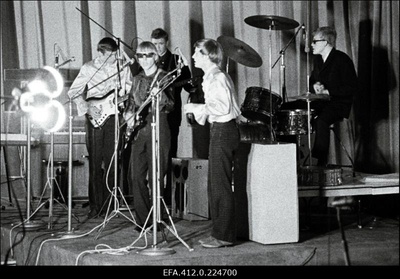 Kitarristide ansambel "Pop-pojad" esinemas Tallinna kitarristide ansamblite ülevaatuse lõppkontserdil kinos "Kosmos".  duplicate photo