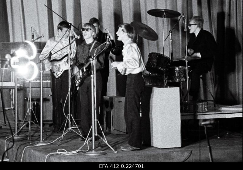 Kitarristide ansambel "Pop-pojad" esinemas Tallinna kitarristide ansamblite ülevaatuse lõppkontserdil kinos "Kosmos".