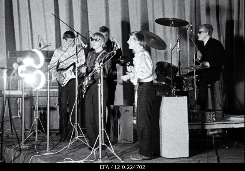 Kitarristide ansambel "Pop-pojad" esinemas Tallinna kitarristide ansamblite ülevaatuse lõppkontserdil kinos "Kosmos".