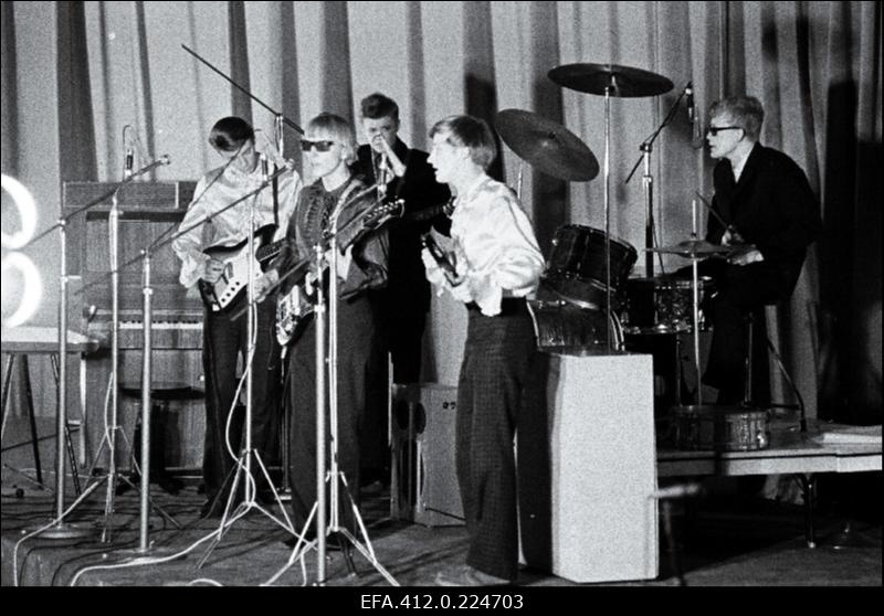 Kitarristide ansambel "Pop-pojad" esinemas Tallinna kitarristide ansamblite ülevaatuse lõppkontserdil kinos "Kosmos".