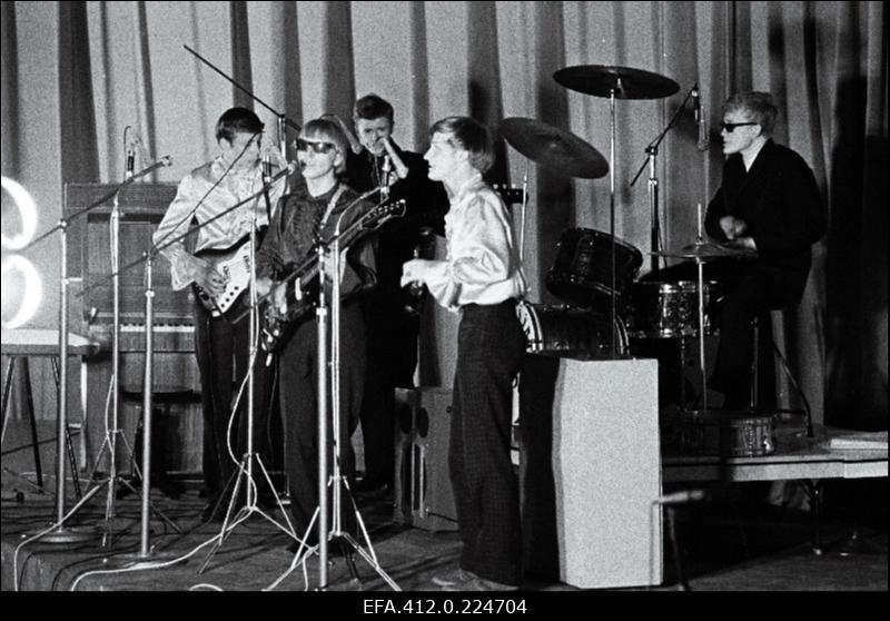 Kitarristide ansambel "Pop-pojad" esinemas Tallinna kitarristide ansamblite ülevaatuse lõppkontserdil kinos "Kosmos".