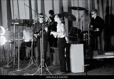 Kitarristide ansambel "Pop-pojad" esinemas Tallinna kitarristide ansamblite ülevaatuse lõppkontserdil kinos "Kosmos".  duplicate photo