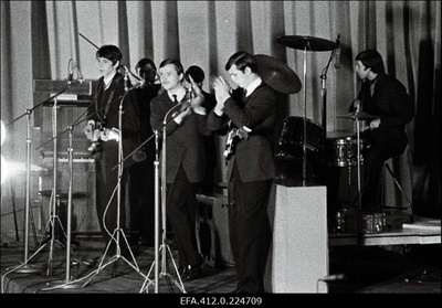 Kitarristide ansambel "Mikronid" esinemas Tallinna kitarristide ansamblite ülevaatuse lõppkontserdil kinos "Kosmos".  duplicate photo