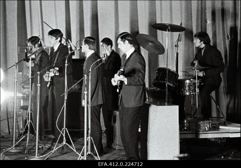 Kitarristide ansambel "Mikronid" esinemas Tallinna kitarristide ansamblite ülevaatuse lõppkontserdil kinos "Kosmos".