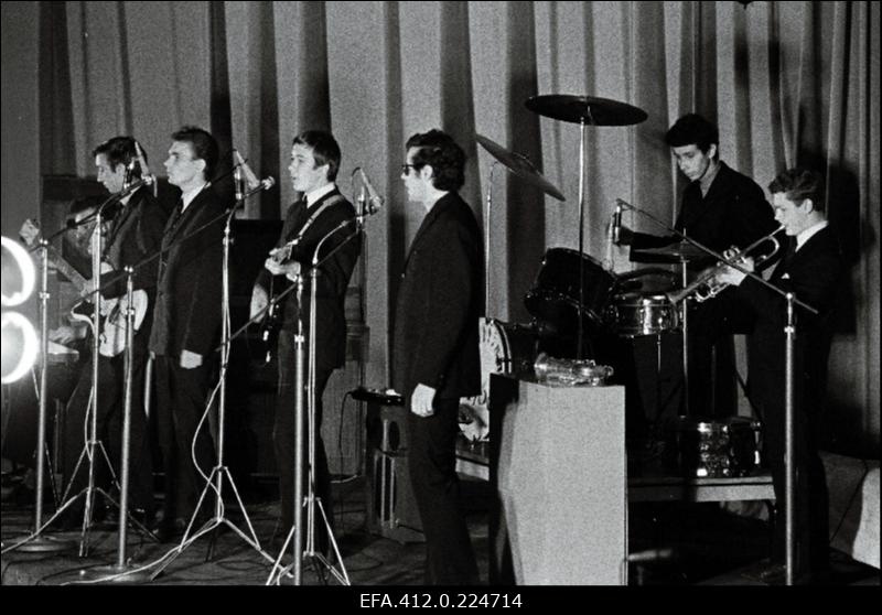 Kitarristide ansambel "Poissmehed" esinemas Tallinna kitarristide ansamblite ülevaatuse lõppkontserdil kinos "Kosmos".