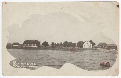 Kuivastu sadam Muhu saarel. Vasakul postkontor, sadama ees rannas ujuv märklaud, paremal meres poiks olev vaat.  duplicate photo