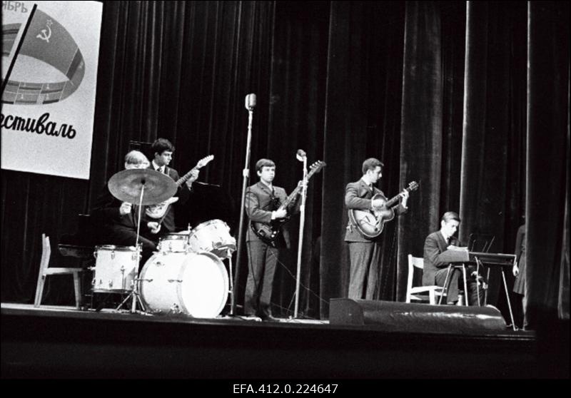 AÜN Tartu Kultuurihoone kitarristide ansambel esinemas kunstilise isetegevuse festivalil.