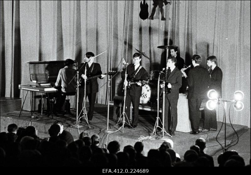 Kitarristide ansambel "Kristallid" esinemas Tallinna kitarristide ansamblite ülevaatuse lõppkontserdil kinos "Kosmos".