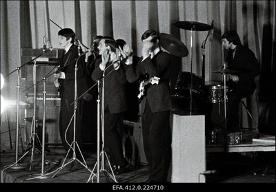 Kitarristide ansambel "Mikronid" esinemas Tallinna kitarristide ansamblite ülevaatuse lõppkontserdil kinos "Kosmos".  duplicate photo