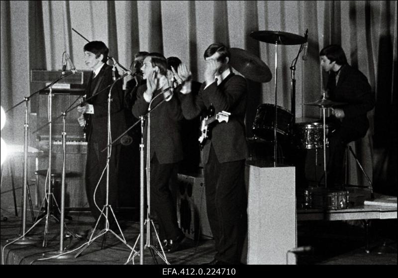 Kitarristide ansambel "Mikronid" esinemas Tallinna kitarristide ansamblite ülevaatuse lõppkontserdil kinos "Kosmos".