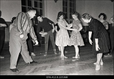 Salme ja Ott Valgemäe juhendamas rahvatantsuansamblit "Kuljus".  similar photo